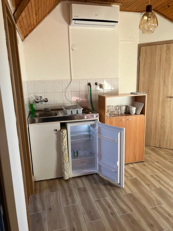 Csikos Apartman 기에네스디아스 외부 사진