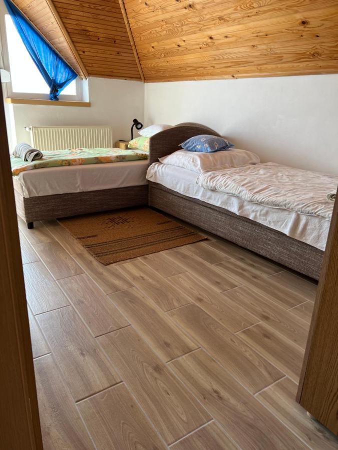 Csikos Apartman 기에네스디아스 외부 사진