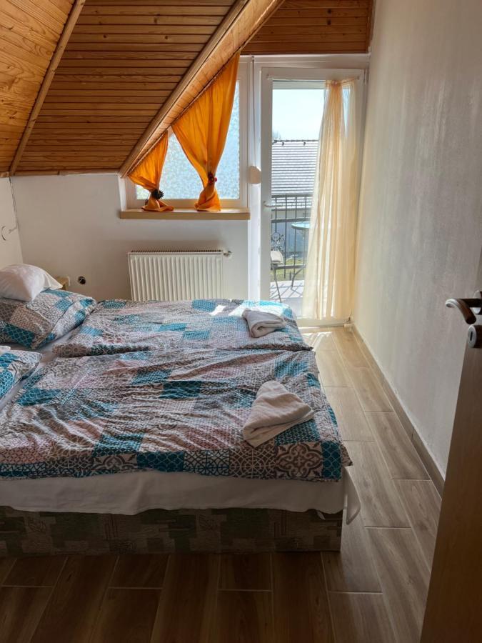 Csikos Apartman 기에네스디아스 외부 사진
