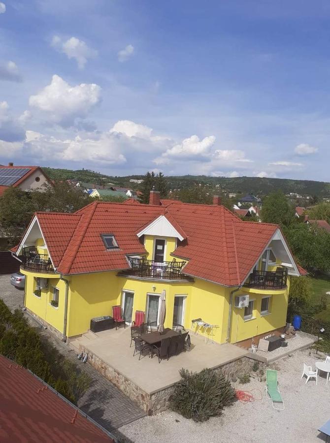 Csikos Apartman 기에네스디아스 외부 사진