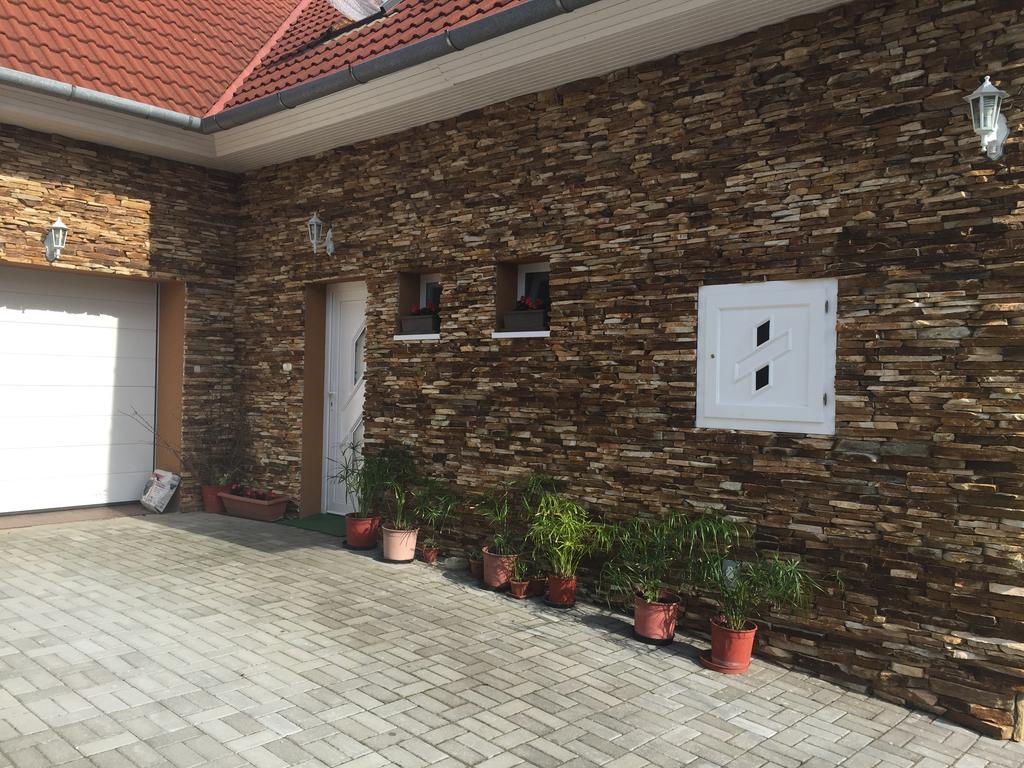 Csikos Apartman 기에네스디아스 외부 사진