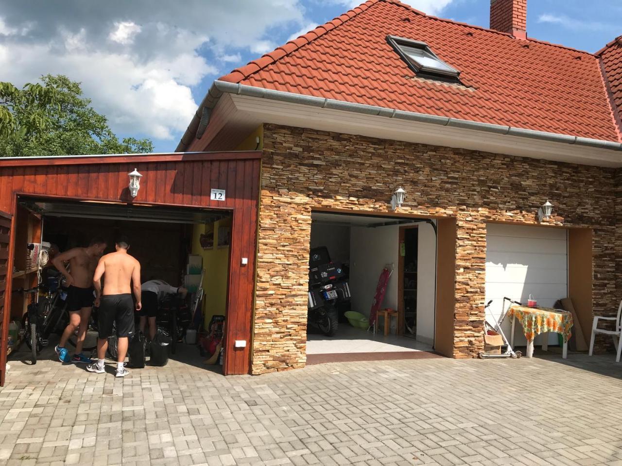 Csikos Apartman 기에네스디아스 외부 사진