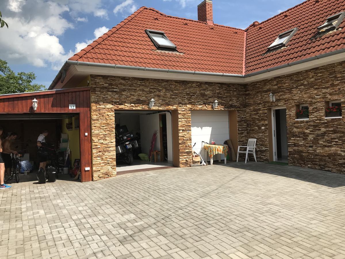 Csikos Apartman 기에네스디아스 외부 사진